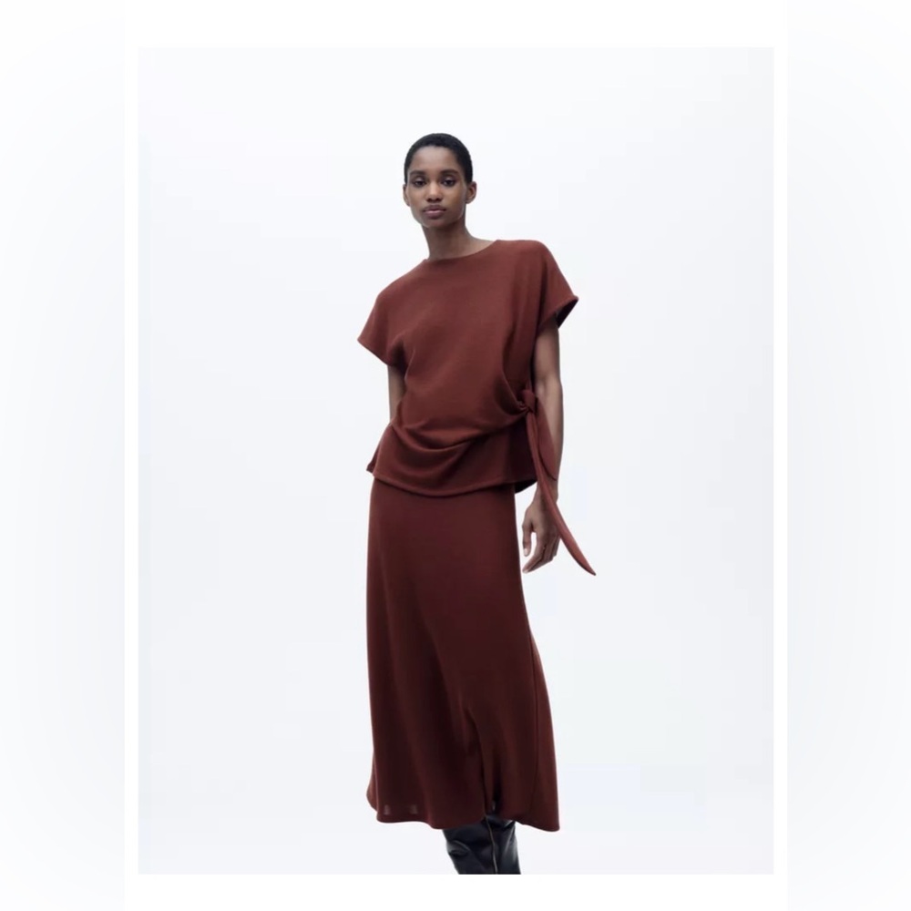 SET SOFT KNOT TOP AND MIDI SKIRT. SIZE MEDIUM